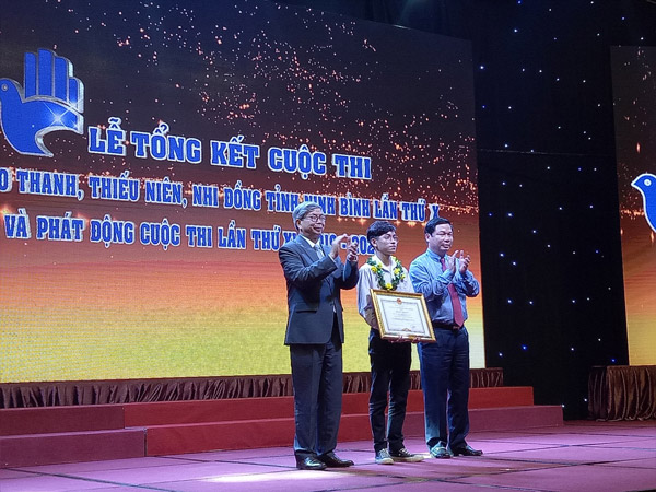 GS.TSKH. Đặng Vũ Minh và ông Tống Quang Thìn trao Bằng khen và phần thưởng cho mô hình/sản phẩm đoạt Giải đặc biệt