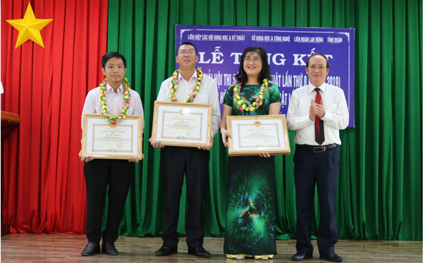 Phó Chủ tịch UBND tỉnh Phan Đình Phùng trao Bằng khen của UBND tỉnh cho các tác giả đạt giải cao tại Hội thi Sáng tạo Kỹ thuật tỉnh lần thứ 8