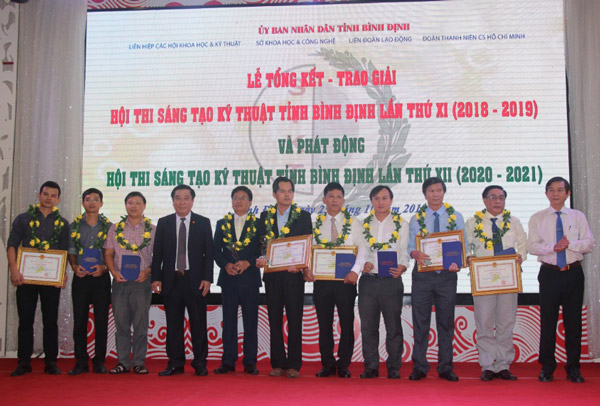 Ban Tổ chức trao Bằng khen, biểu trưng, chứng nhận cho các tác giả đoạt giải nhất Hội thi