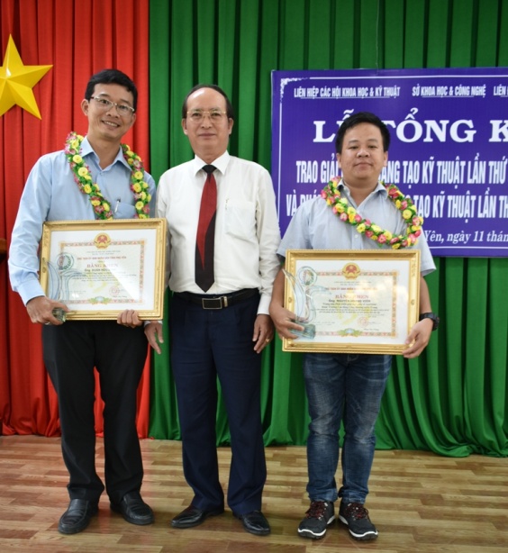 Kỹ sư Đoàn Hữu Sinh (Bên trái)