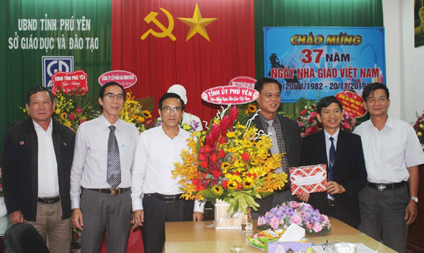 Đồng chí Huỳnh Tấn Việt, thăm, chúc mừng Sở GD-ĐT nhân Ngày Nhà giáo Việt Nam. Ảnh: TRUNG HIẾU