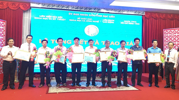 Đ/c Lâm Thành Đắc, Chủ tịch LHH (bìa phải) và đ/c Kim Miên, PCT UBMTTQVN tỉnh (bìa trái) trao khen thưởng cho các tác giả đoạt giải Nhất - Ảnh: T.T