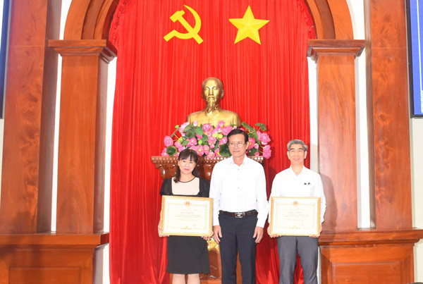 Ông Dương Văn Bon, Giám đốc Sở Khoa học và Công nghệ - Phó Trưởng ban tổ chức Hội thi STKT tặng Bằng khen của UBND tỉnh cho tác giả đạt giải Nhất.