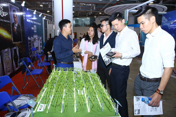 Các doanh nhân trẻ tham quan triển lãm các sản phẩm công nghệ tại Ngày hội Khởi nghiệp đổi mới sáng tạo Việt Nam 2019, vừa diễn ra tại tỉnh Quảng Ninh. Ảnh: TTXVN