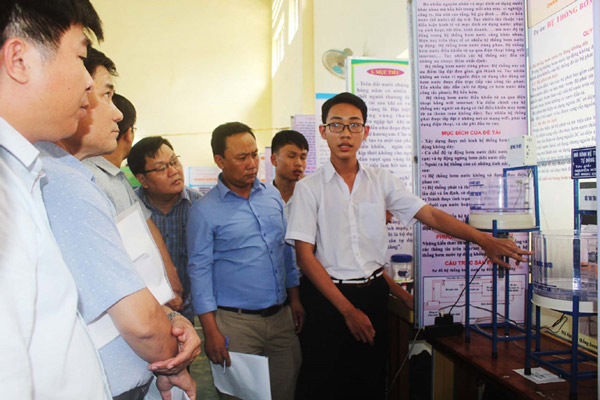 Học sinh Trường THCS Nguyễn Thế Bảo (huyện Phú Hòa) thuyết trình dự án Bơm nước tự động không dây tại cuộc thi. Ảnh: TRUNG HIẾU