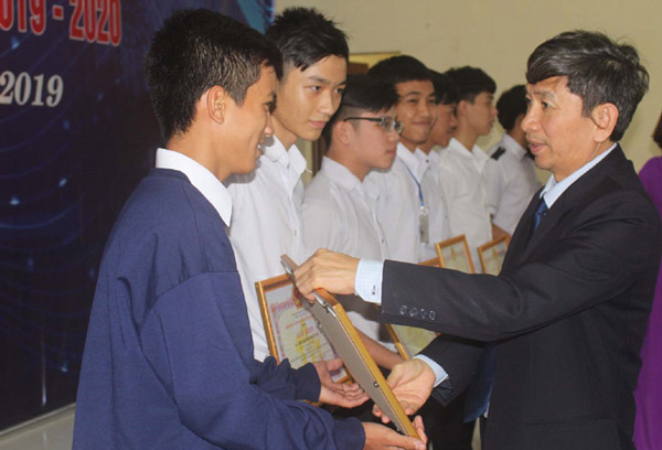 Giám đốc Sở GD-ĐT Phú Yên Phạm Văn Cường trao giấy khen cho các tác giả đạt giải tại cuộc thi. Ảnh: TRUNG HIẾU