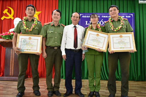 Đại úy Trần Bá Nghĩa (bìa trái) và Đỗ Như Đương (bìa phải) nhận giải tại Hội thi Sáng tạo kỹ thuật tỉnh Phú Yên lần thứ VIII. Ảnh: Nhân vật cung cấp