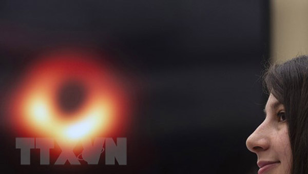 Các nhà khoa học thuộc nhóm Event Horizon Telescop Collaboration công bố hình ảnh đầu tiên về hố đen trong vũ trụ. Ảnh: AFP/TTXVN