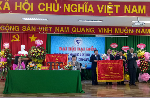 Chủ tịch Liên hiệp các Hội KH&KT Việt Nam Đặng Vũ Minh (bìa phải) trao tặng bức trướng mang dòng chữ: “Đoàn kết, sáng tạo, đổi mới, phát triển” cho Liên hiệp hội Phú Yên.
