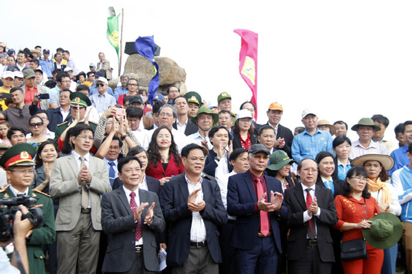 Các đồng chí lãnh đạo tỉnh và đông đảo du khách tham gia chào chờ đầu năm mới 2020 tại điểm cực Đông, nơi đón ánh bình minh đầu tiên trên đất liền Việt Nam. Ảnh: TRẦN QUỚI