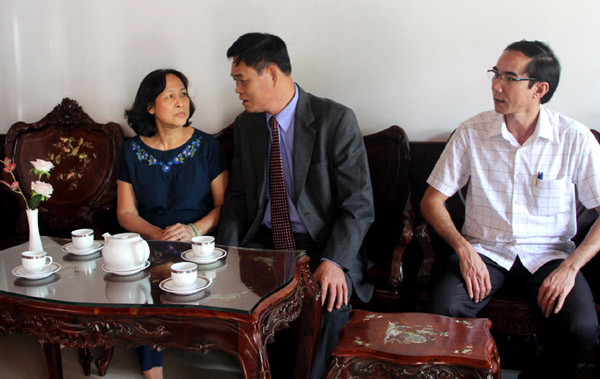 Bí thư Tỉnh ủy Huỳnh Tấn Việt đến thăm gia đình đồng chí Đinh Thanh Đồng, nguyên Phó Bí thư Tỉnh ủy, Chủ tịch HĐND tỉnh. Ảnh: HỒ NHƯ