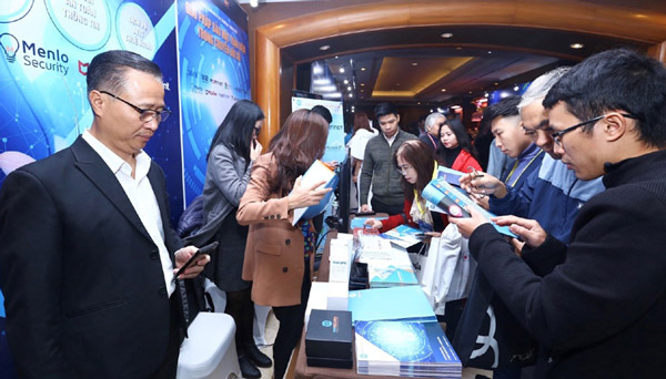 Các đại biểu tham quan triển lãm sản phẩm công nghệ tại Ngày hội Internet Việt Nam vừa diễn ra tại Hà Nội, với chủ đề “Đổi mới sáng tạo để chuyển đổi số” dưới sự bảo trợ của Bộ TT-T