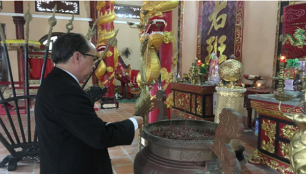 Phó Chủ tịch UBND tỉnh Phan Đình Phùng dâng hương tại Đền thờ Lương Văn Chánh