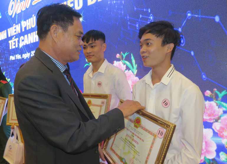 Bí thư Tỉnh ủy Huỳnh Tấn Việt tặng bằng khen của UBND tỉnh cho các sinh viên xuất sắc - Ảnh: HÀ MY