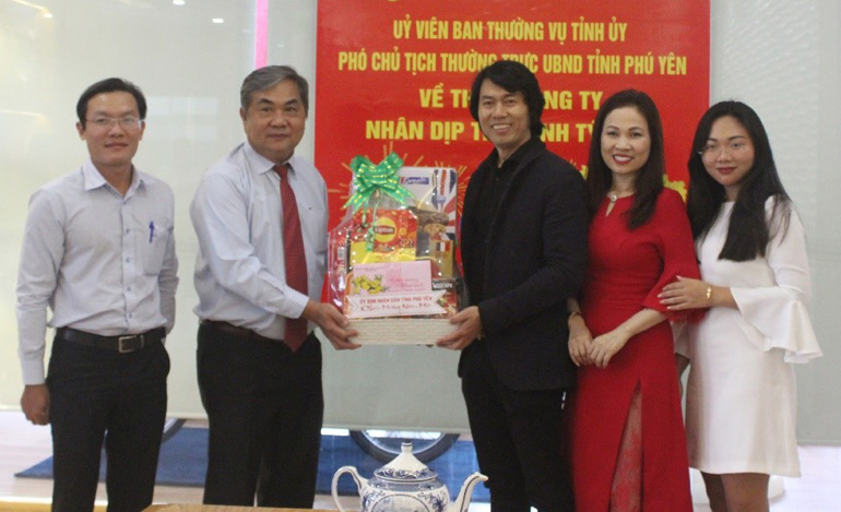 Phó Chủ tịch thường trực UBND tỉnh Nguyễn Chí Hiến đến thăm Công ty TNHH thương mại Dũng Tiến - Ảnh: NHƯ THANH