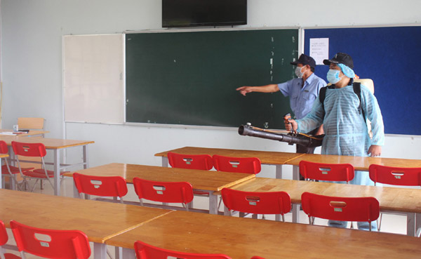 Trường phổ thông Duy Tân tổ chức phun hóa chất khử trùng tại phòng học, hành lang… của trường. Ảnh: TRUNG HIẾU