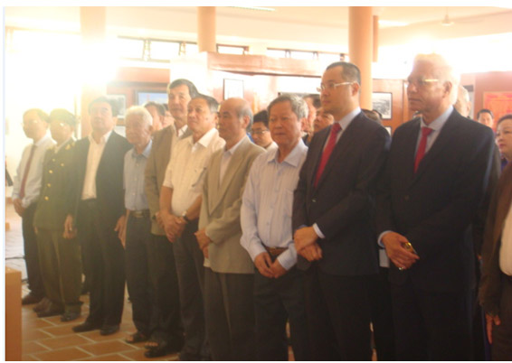 Các đồng chí lãnh đạo tỉnh làm Lễ dâng hương trước tượng Tổng bí thư Trần Phú