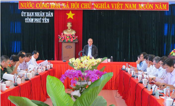 Đồng chí Phó Chủ tịch UBND tỉnh Phan Đình Phùng phát biểu tại cuộc họp