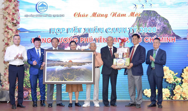 Lãnh đạo tỉnh tặng quà Tết, chúc mừng Hội Đồng hương Phú Yên tại TP Hồ Chí Minh