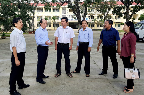 Phó Chủ tịch UBND tỉnh Phan Đình Phùng (thứ 2 từ trái sang) và đại diện các ngành chức năng kiểm tra công tác phòng chống dịch COVID-19 tại Trường THPT Trần Quốc Tuấn (huyện Phú Hòa). Ảnh: YÊN LAN