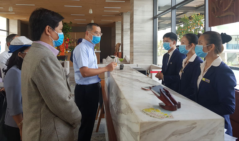 Chủ tịch UBND tỉnh Phạm Đại Dương cùng các thành viên Ban Chỉ đạo phòng chống COVID-19 tỉnh kiểm tra công tác phòng chống dịch bệnh tại Rosa Alba Resort . Ảnh: YÊN LAN