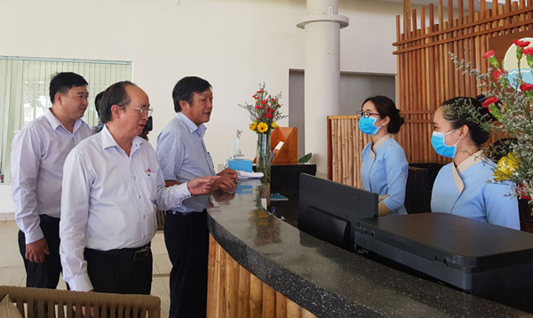 Phó Chủ tịch UBND tỉnh Phú Yên Phan Đình Phùng và Phó Giám đốc Sở Y tế Trần Ngọc Dưng trao đổi với nhân viên Trạm dừng chân AStop về việc ngăn ngừa COVID-19. Ảnh: PHƯƠNG TRÀ