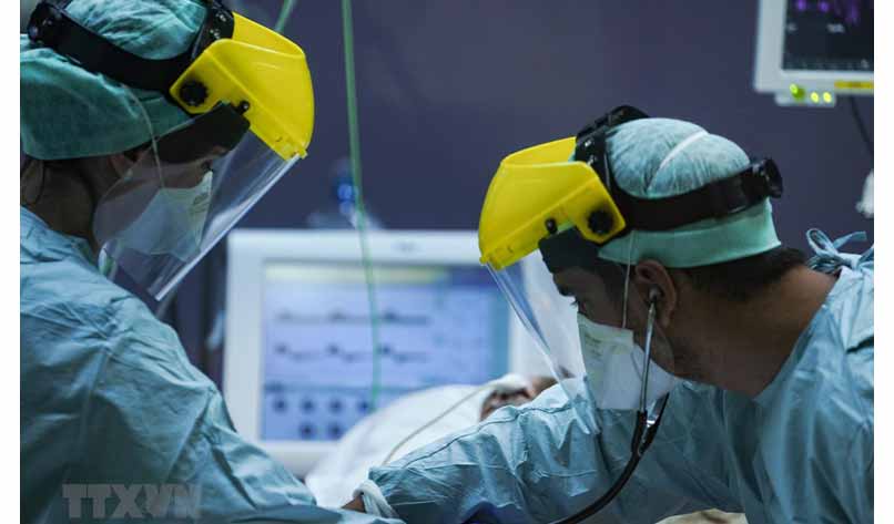 Nhân viên y tế chăm sóc bệnh nhân nhiễm COVID-19 tại bệnh viện ở Brussels, Bỉ, ngày 25/3/2020. Nguồn: AFP/TTXVN