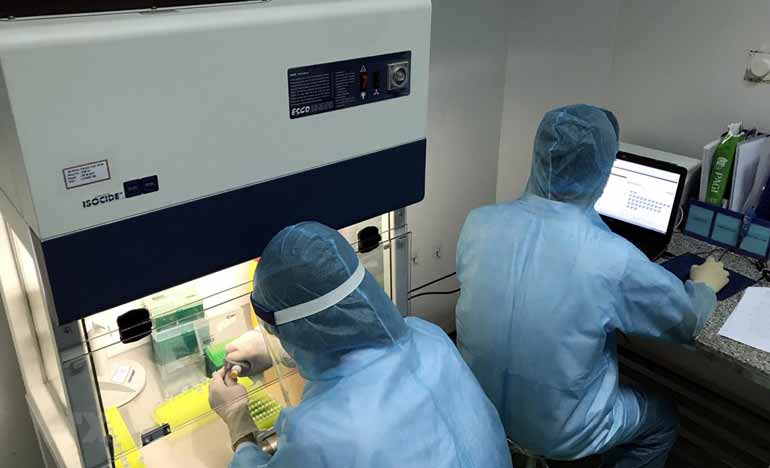 Bác sĩ Bệnh viện Ung bướu Nghệ An tiến hành xét nghiệm virus SARS–CoV-2 bằng kỹ thuật Realtime PCR. Ảnh: TTXVN