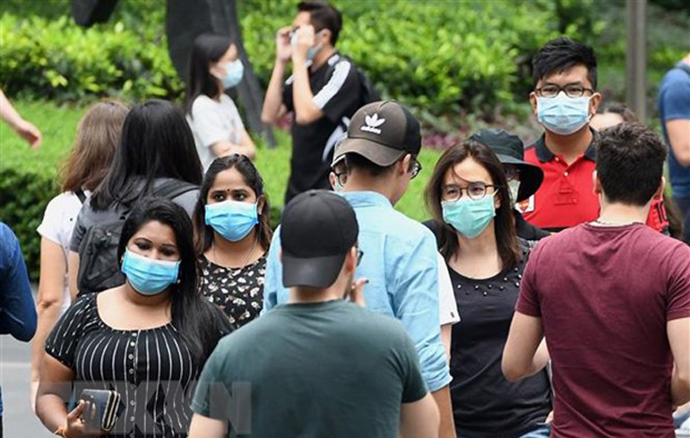 Người dân đeo khẩu trang phòng lây nhiễm COVID-19 tại Singapore ngày 5/4/2020. Nguồn: AFP/TTXVN