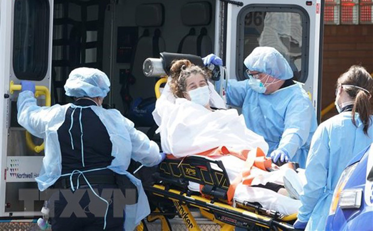 Chuyển bệnh nhân nhiễm COVID-19 tới bệnh viện Wyckoff ở Brooklyn, New York, Mỹ. Ảnh: AFP/TTXVN
