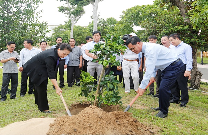 Chủ tịch Quốc hội Nguyễn Thị Kim Ngân trồng cây lưu niệm tại khuôn viên Tỉnh ủy vào dịp về thăm làm việc tại tỉnh Phú Yên. Ảnh minh họa