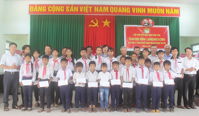 Học sinh đồng bào dân tộc thiểu số xã Phú Mỡ, huyện Đồng Xuân nhận học bổng Lawrence S-Ting. Ảnh: KIM LIÊN