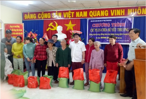 Liên hiệp Hội Phú Yên và nhà tài trợ Huỳnh Quốc Doanh – Tp. Hồ Chí Minh trao tặng quà cho hộ nghèo xã Đức Bình Đông.