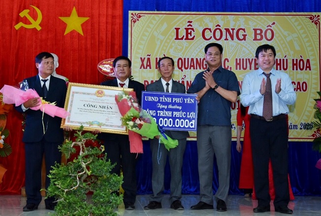 Đồng chí Bí thư Tỉnh ủy Huỳnh Tấn Việt và Phó Chủ tịch UBND tỉnh Trần Hữu Thế trao Bằng công nhận xã Hòa Quang Bắc đạt chuẩn NTM nâng cao.