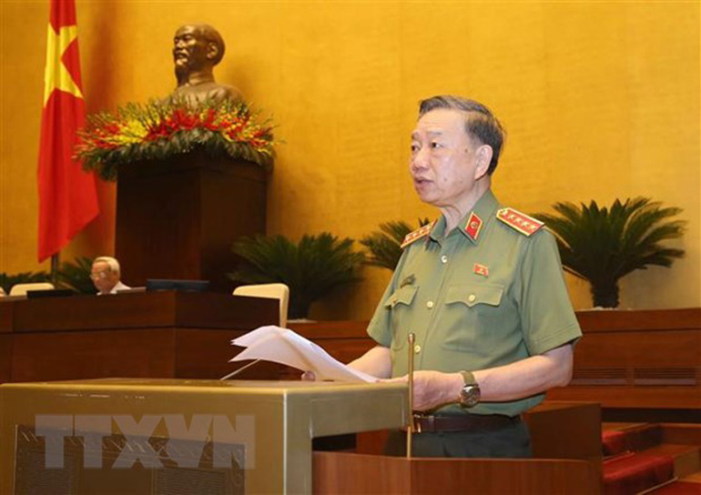 Bộ trưởng Bộ Công an Tô Lâm trình bày tờ trình về dự án Luật Cư trú (sửa đổi). - Ảnh: TTXVN
