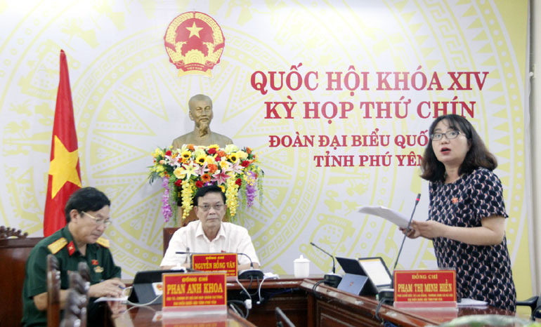 ĐBQH Phạm Thị Minh Hiền phát biểu tại phiên thảo luận chiều 27/5. Ảnh: TRẦN QUỚI