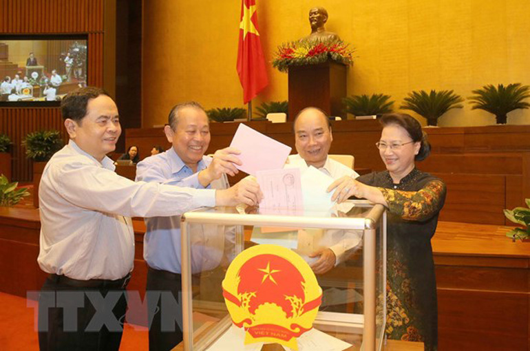 Thủ tướng Nguyễn Xuân Phúc, Chủ tịch Quốc hội Nguyễn Thị Kim Ngân và các đại biểu bỏ phiếu. Ảnh: TTXVN  