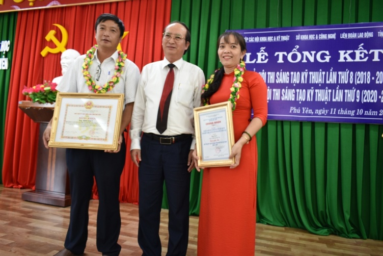 Cô giáo Huỳnh Thị Chung ( bên phải) nhận giải thưởng tại Hội thi Sáng tạo Kỹ thuật tỉnh Phú Yên lần thứ 8 năm 2019