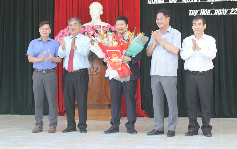 Các đồng chí lãnh đạo trao quyết định, tặng hoa chúc mừng ông Cao Đình Huy. Ảnh: NHƯ THANH