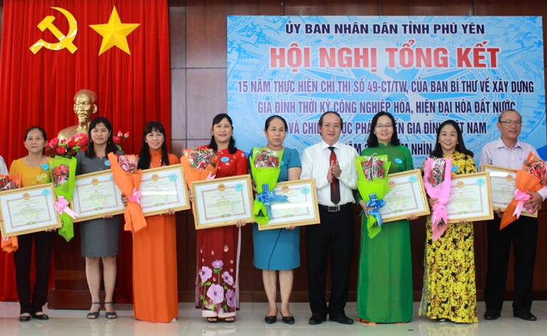 Phó Chủ tịch UBND tỉnh Phan Đình Phùng trao bằng khen cho 13 cá nhân tại hội nghị. Ảnh: THIÊN LÝ