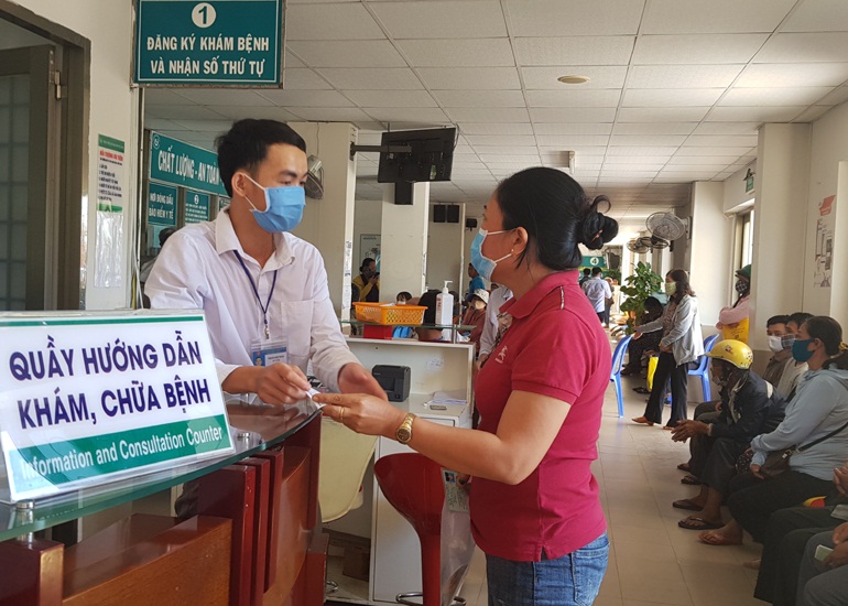 Người dân được hướng dẫn khi đến khám chữa bệnh tại Bệnh viện Đa khoa Phú Yên. Ảnh: YÊN LAN