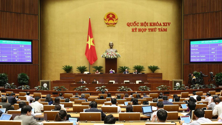 Các đại biểu Quốc hội biểu quyết thông qua Luật Xuất cảnh, nhập cảnh của công dân Việt Nam. Ảnh: TTXVN