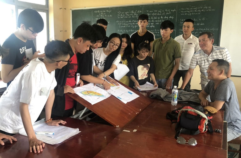 Sinh viên thảo luận về kết quả đợt khảo sát thực tế tại TP Tuy Hòa. Ảnh: LÊ AN