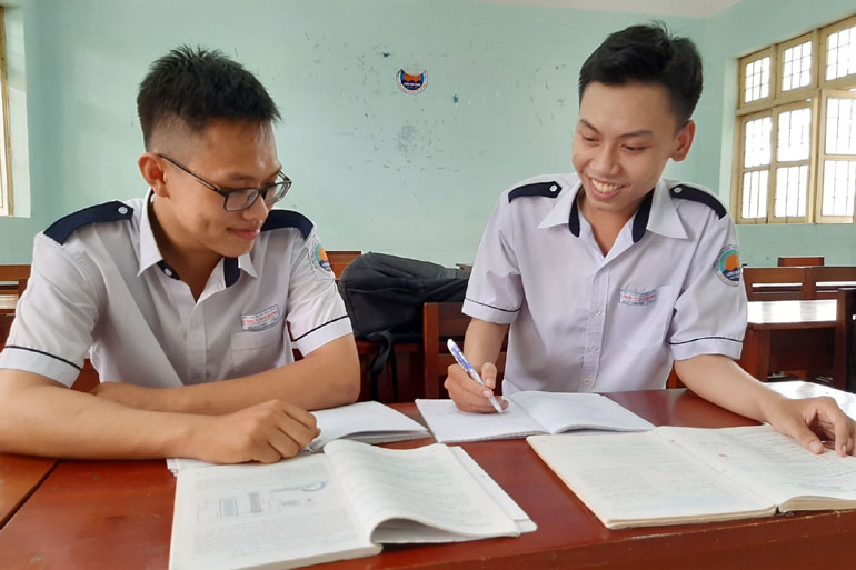 Nguyễn Thanh Phúc (phải) trao đổi bài tập với bạn học cùng lớp. Ảnh: NGUYỄN CHƯƠNG