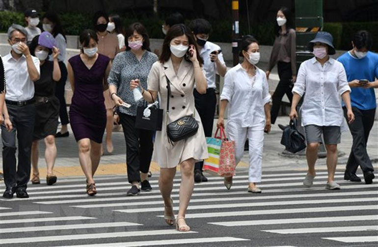 Người dân đeo khẩu trang phòng lây nhiễm COVID-19 tại Seoul, Hàn Quốc, ngày 23/6/2020 - Ảnh: AFP/TTXVN