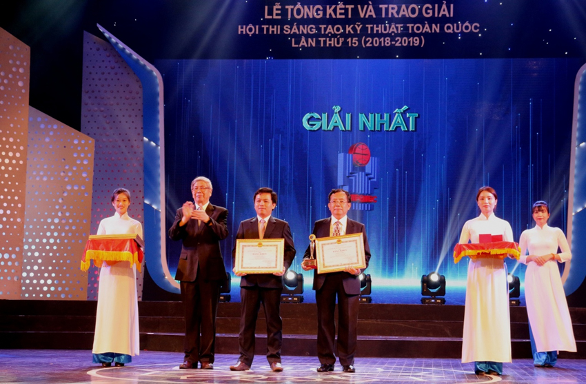 Chủ tịch Liên hiệp các Hội Khoa học và Kỹ thuật Việt Nam Đặng Vũ Minh trao giải Nhất cho các tác giả đoạt giải