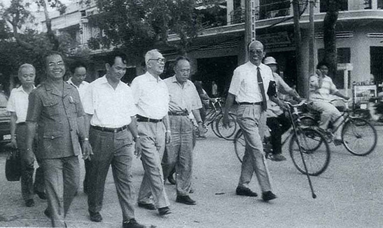 Luật sư Nguyễn Hữu Thọ (thứ 3 từ trái sang) thăm lại Phú Yên tháng 3/1993. Ảnh MINH KÝ