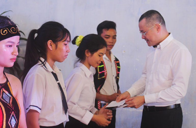 Phó Bí thư Tỉnh ủy, Chủ tịch UBND tỉnh Phạm Đại Dương trao quà cho học sinh nghèo vượt khó của trường. Ảnh: TRUNG HIẾU
