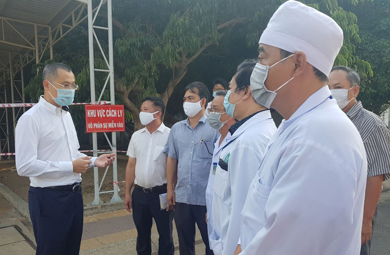 Chủ tịch UBND tỉnh Phú Yên Phạm Đại Dương trao đổi với các bác sĩ khi đi kiểm tra công tác phòng chống COVID-19 tại Bệnh viện Đa khoa Phú Yên. Ảnh: YÊN LAN