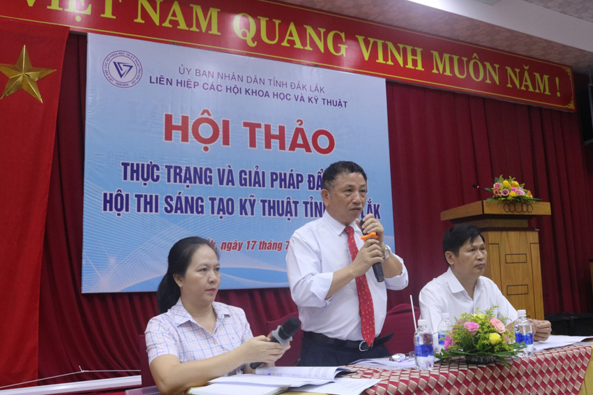 TS Vương Hữu Nhi (đứng giữa) Chủ trì Hội thảo “Thực trạng và giải pháp đẩy mạnh Hội thi STKT tỉnh Đắk Lắk”  (tổ chức ngày 17/7/2020)